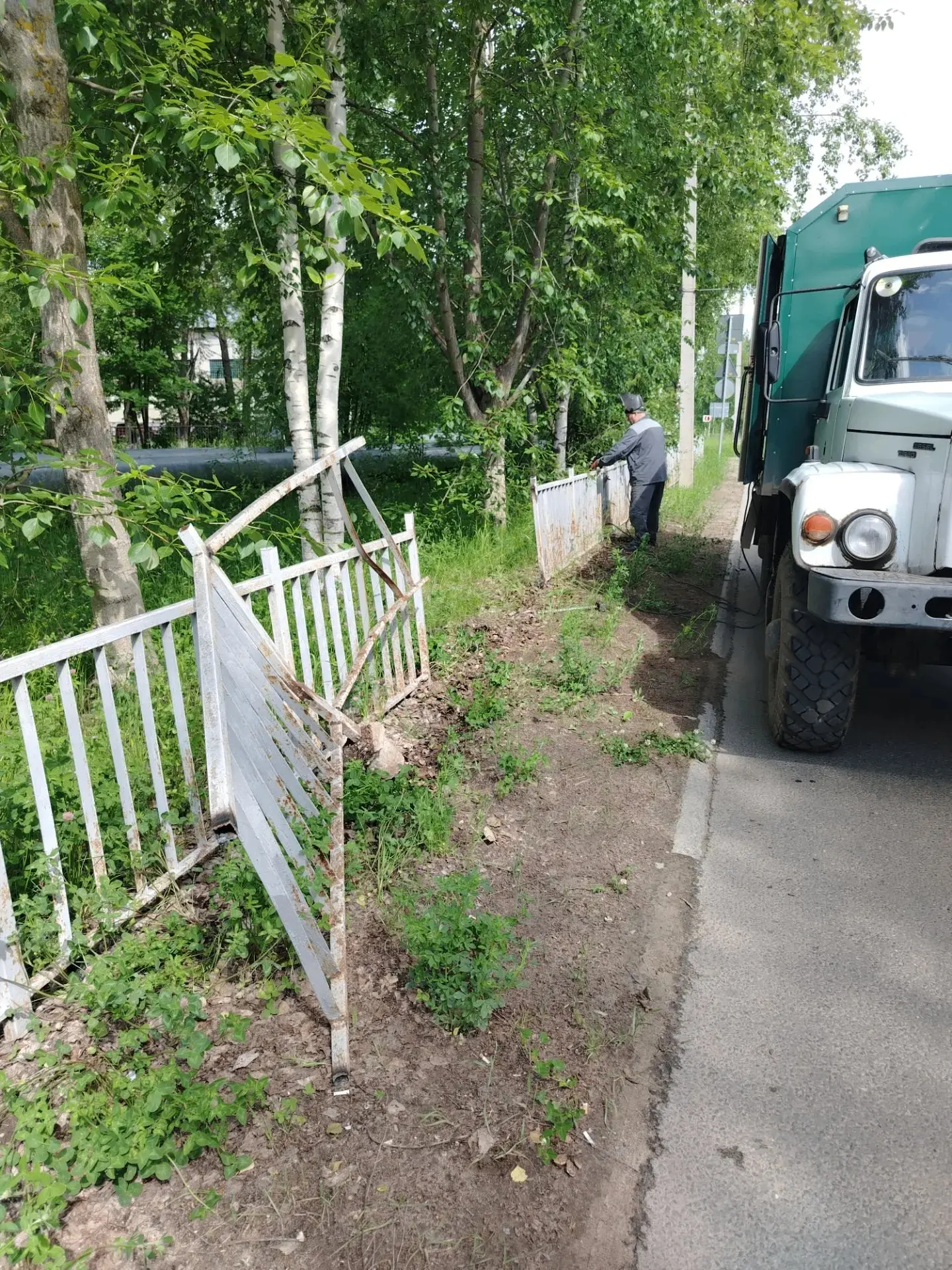 📌Служба благоустройства
Проведение работ по замене поврежденных секций дорожных ограждений по пр-кт