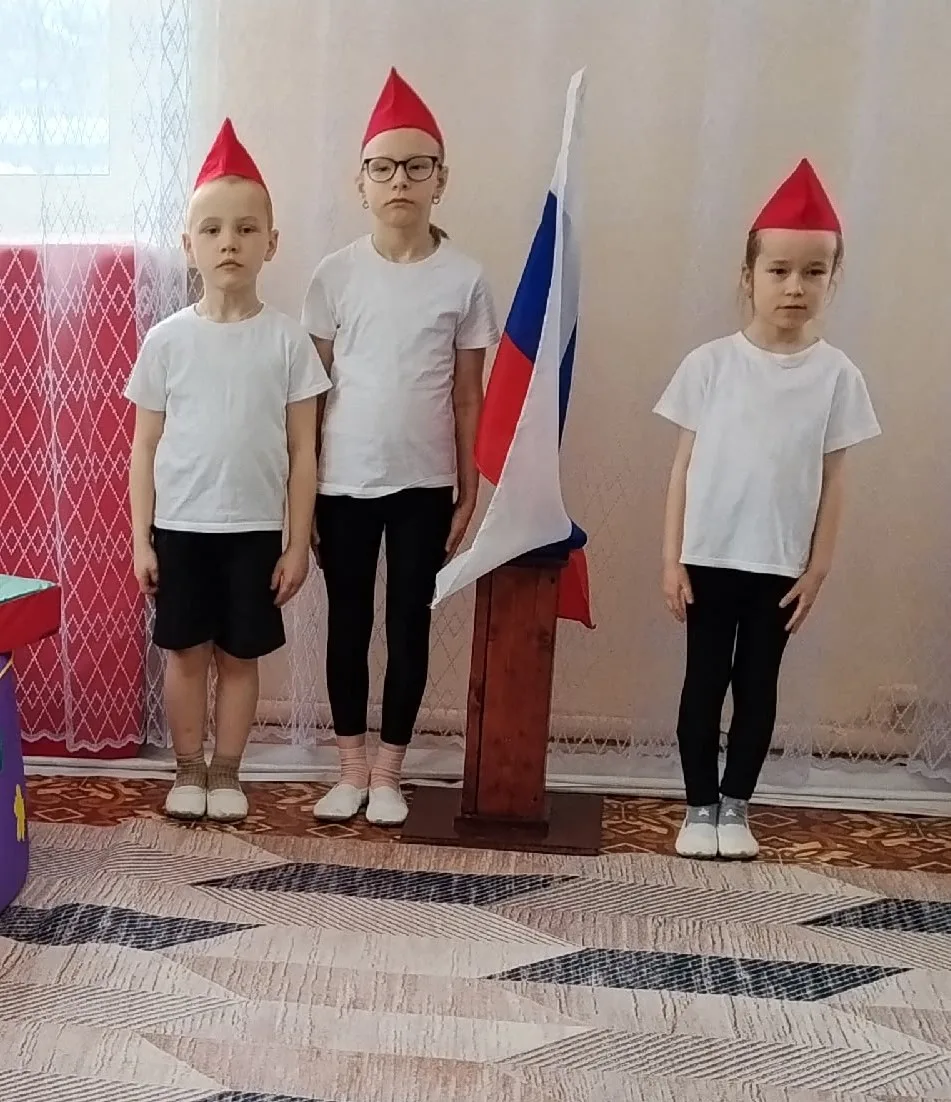 🇷🇺 В понедельник в детском саду прошла торжественная церемония выноса флага  Российск...