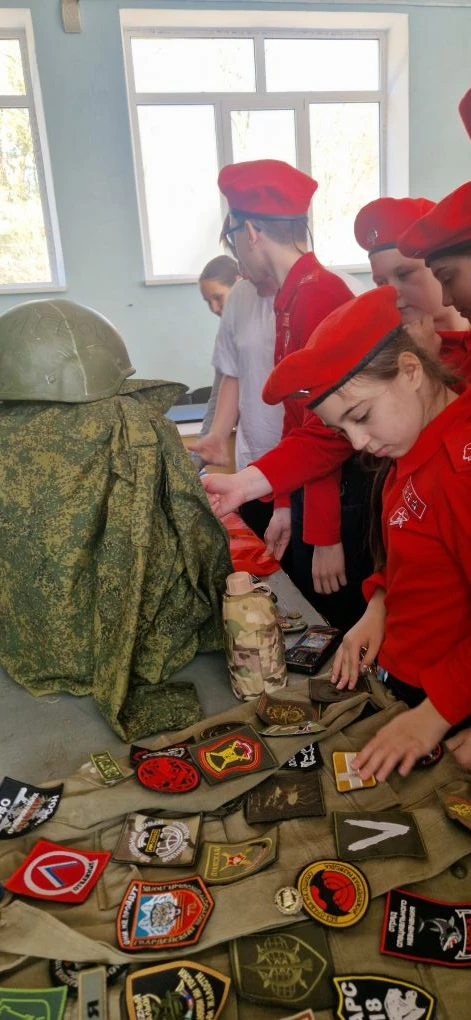 25 марта в МБОУ "Школа 37" прошел урок Мужества. Перед учениками 6-го класса выступил Командир стрел