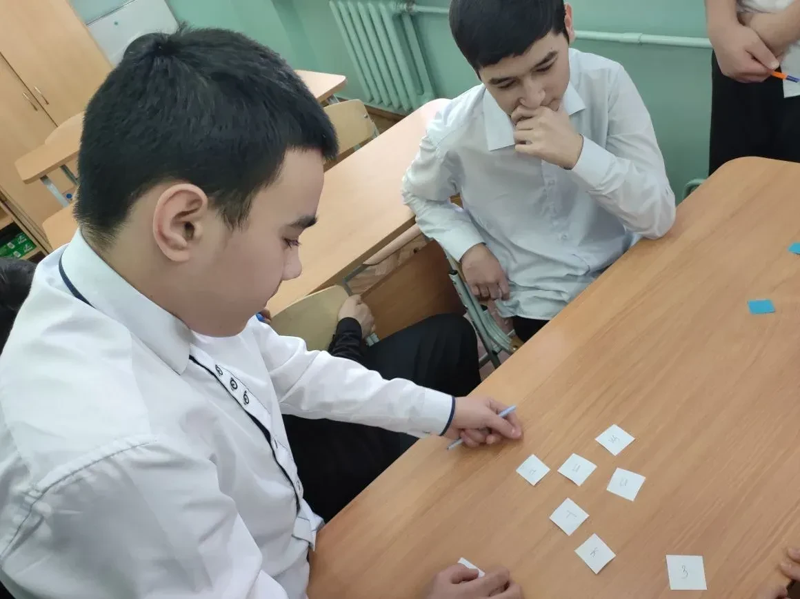 27 февраля в 7В классе прошло КТД "А ну-ка, мальчики!", посвящённое Дню Защитника Отечества.   2 ком