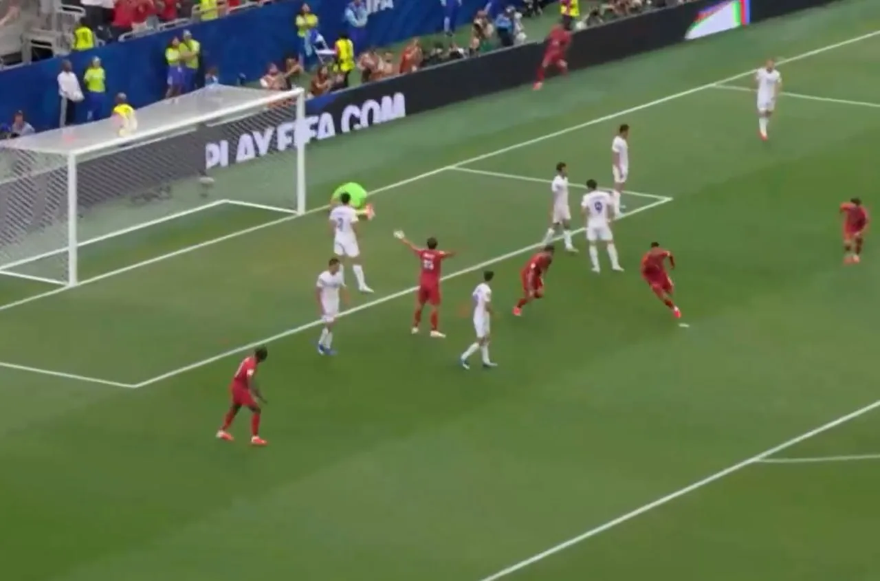 РОНАЛДУ ЗАБИВАЕТ!

🇵🇹 1:0 🇺🇿