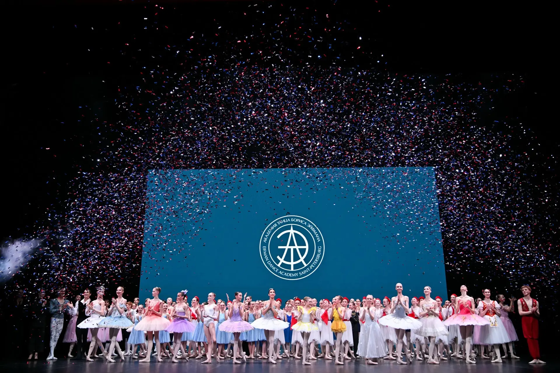 Переносимся в яркие мгновения учебного года: концерт практики 🌟

С апреля по июнь в Академии танца 