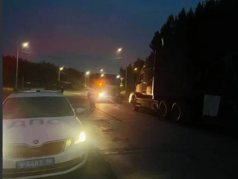 В Югорске ДПС вызволили фуру из песка: водитель не справился с разворотом, но полицейск...