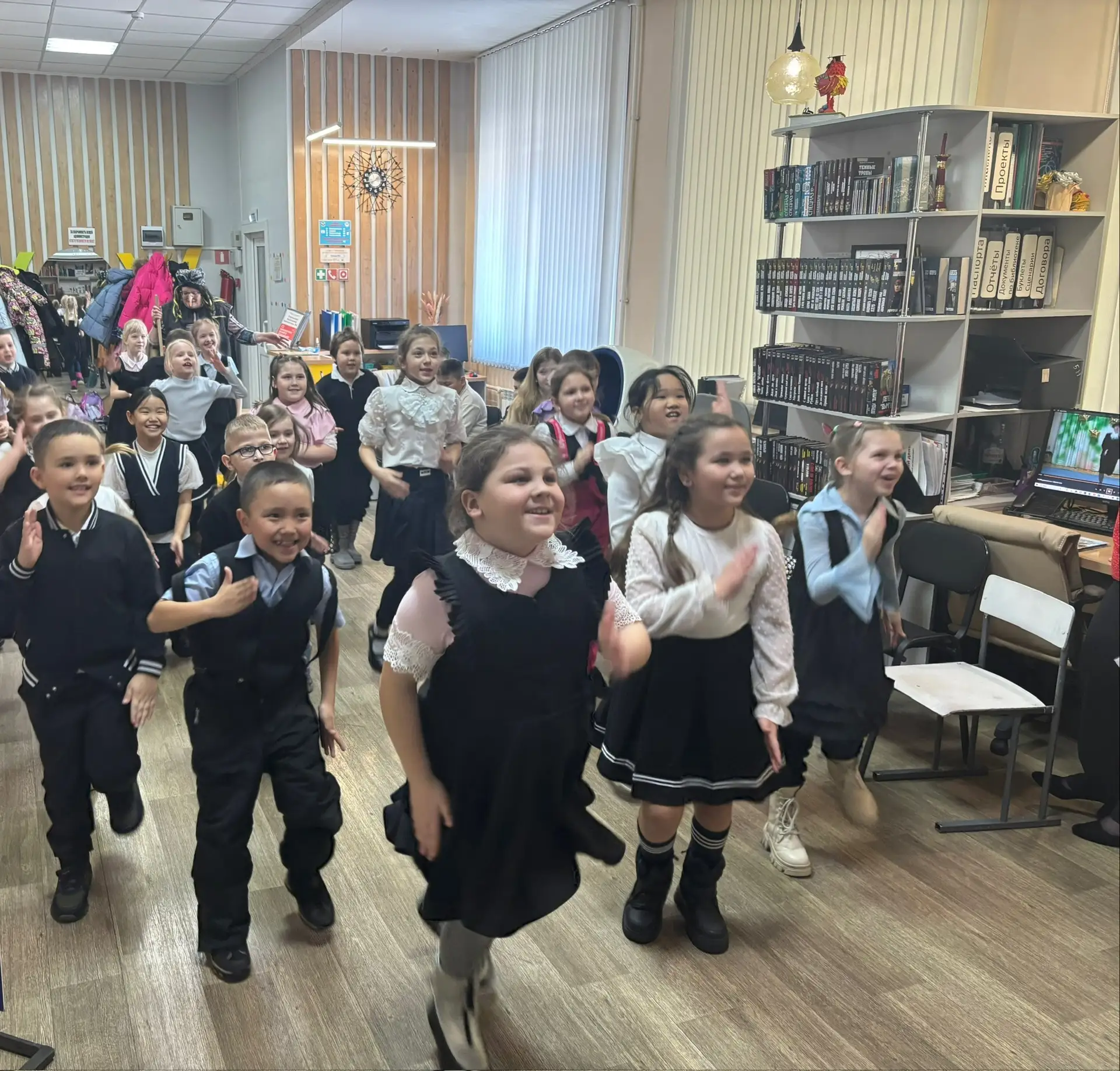 Сегодня в Городской библиотеке номер 2 был большой праздник! Отмечали  « Неделю детской книги».    Д