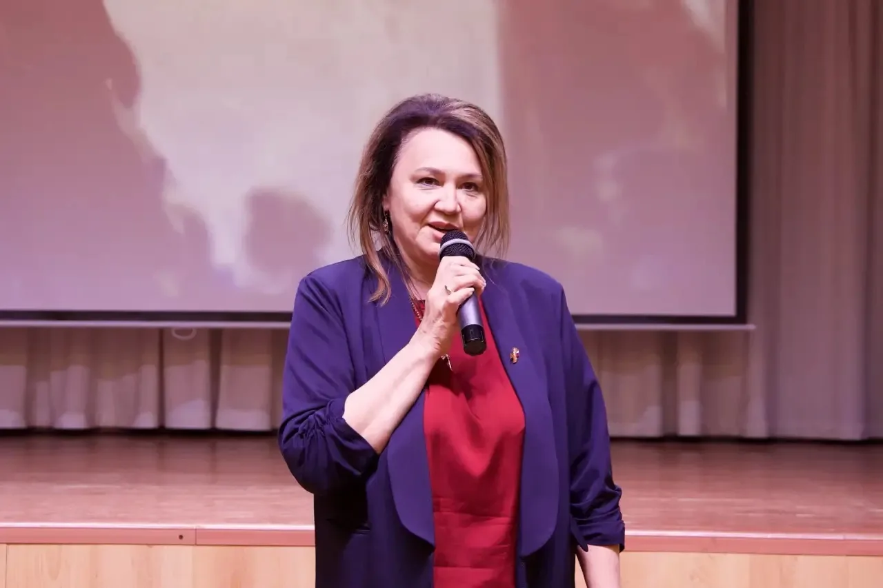 ПЕСНИ ПОБЕДЫ  Песня во время войны стала духовным оружием фронта и тыла. У каждой – своя история, св