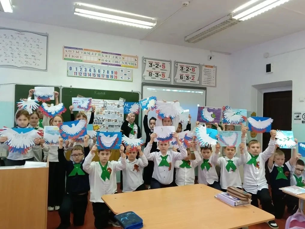 Связь поколений 🕯🕊  В преддверии праздника Великой Победы во 2-м «В» классе прошел урок памяти, напо