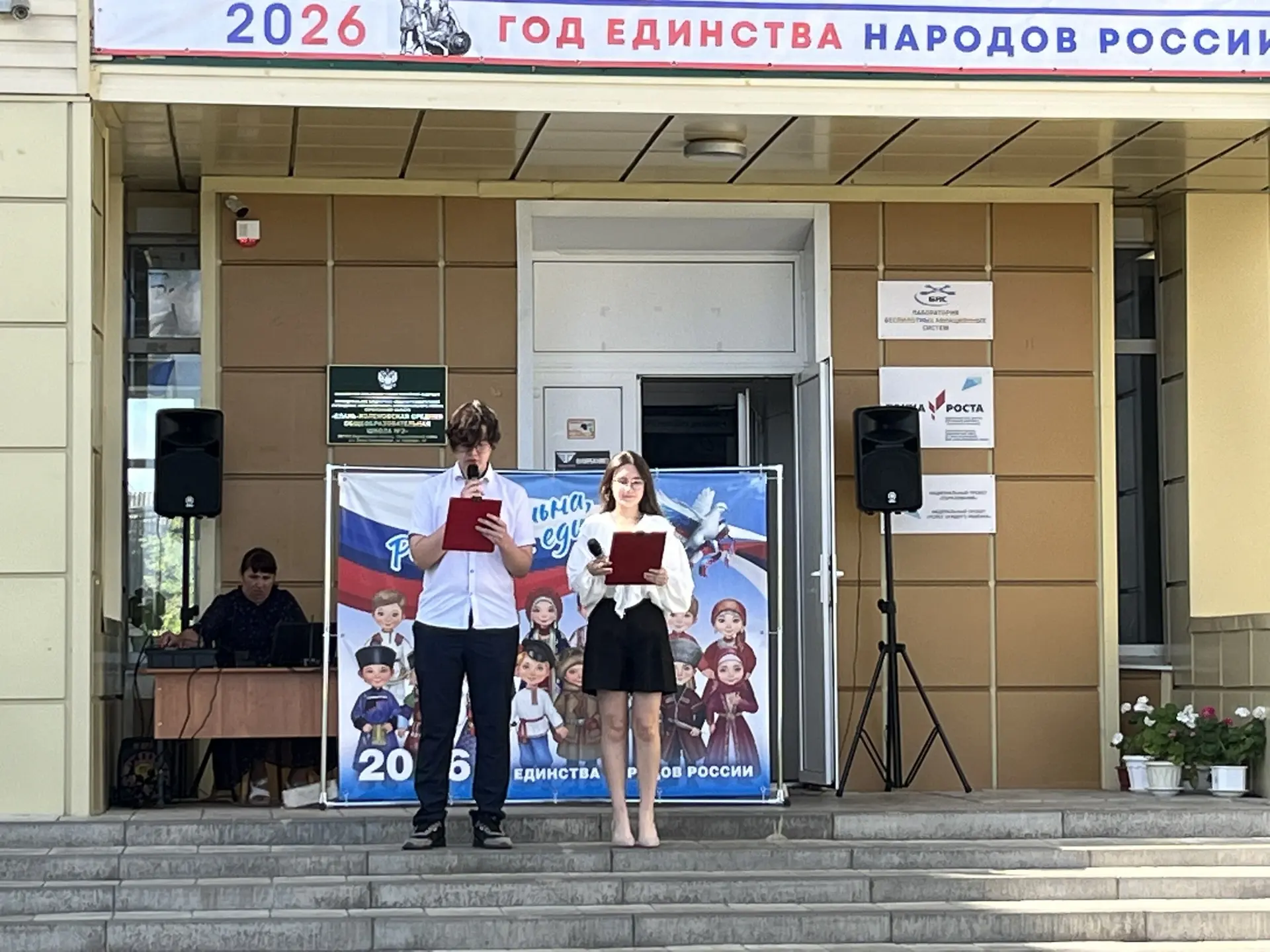 Вчера, 22 июня, в нашей школе прошла линейка памяти. Мы почтили память всех, кто пережил ужасы войны