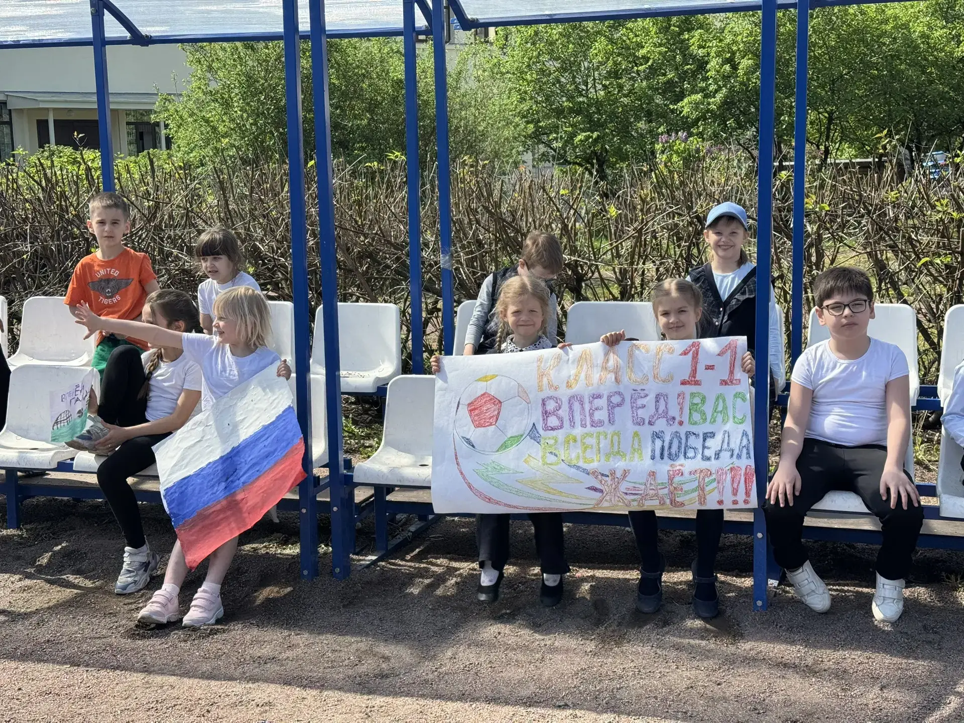 ⚽ ПОНЕДЕЛЬНИК ФУТБОЛА. ПЕРВЫЕ КЛАССЫ ВЫЯСНЯЛИ ОТНОШЕНИЯ НА ПОЛЕ   Сегодня на площадке Харченко встре