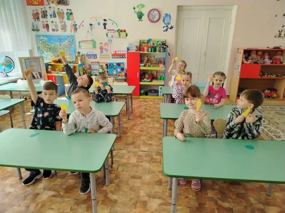 Сегодня в группе №3 прошло занятие на тему: "Безопасность на природе".