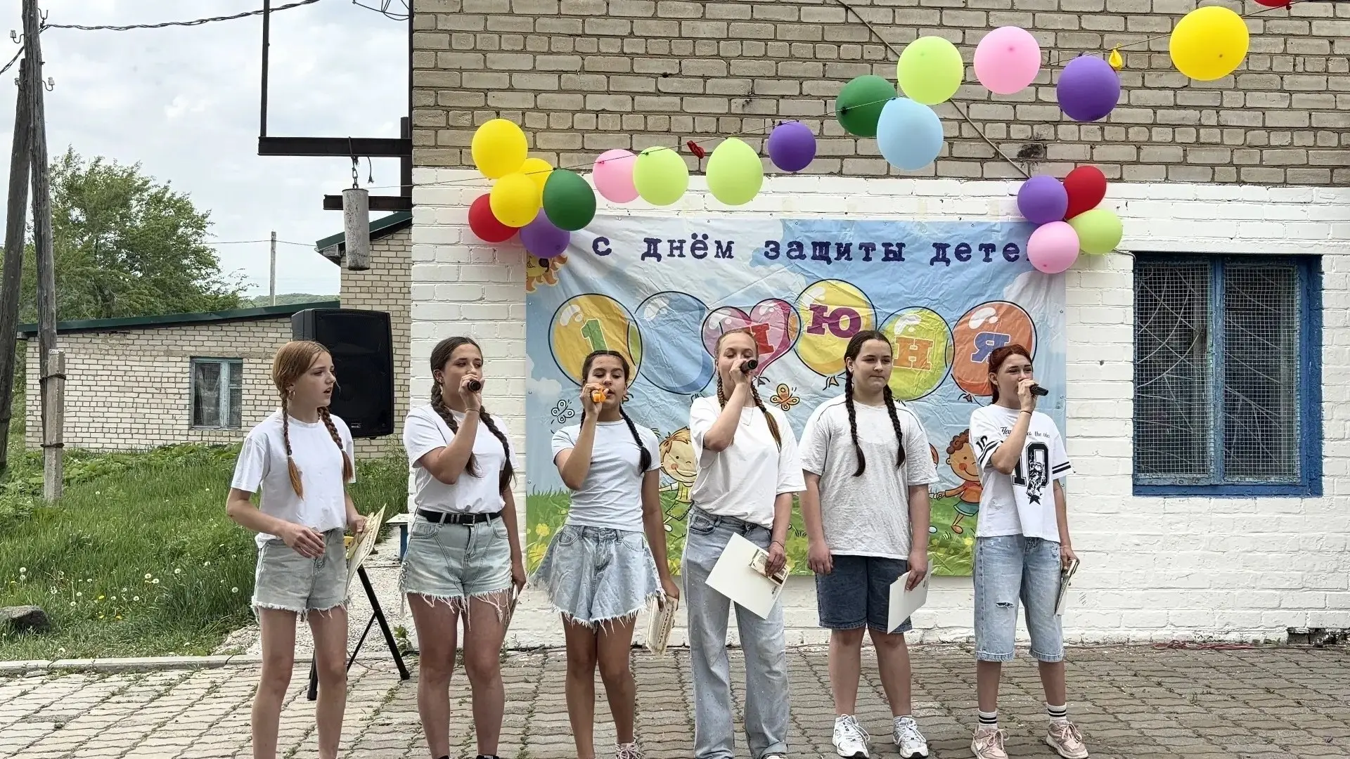 В первый день лета в филиале №3 села Тереховка прошёл яркий праздник в честь Дня защиты...