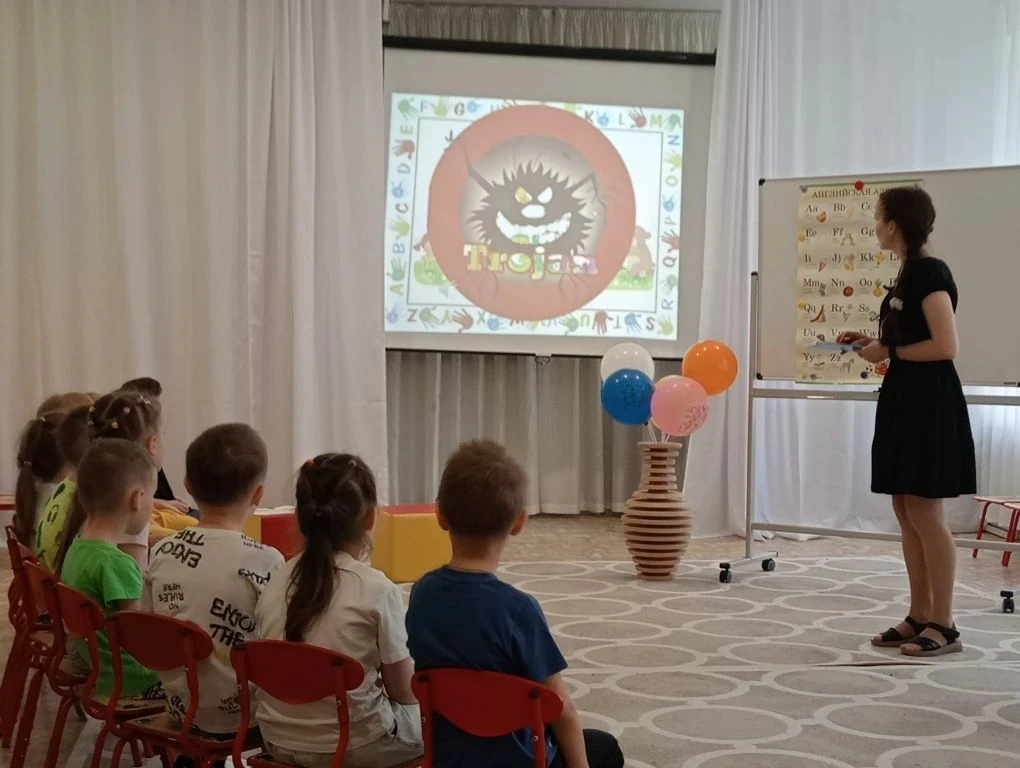 В течение учебного года дети старшей группы "Буратино" и подготовительной группы "Семиц...