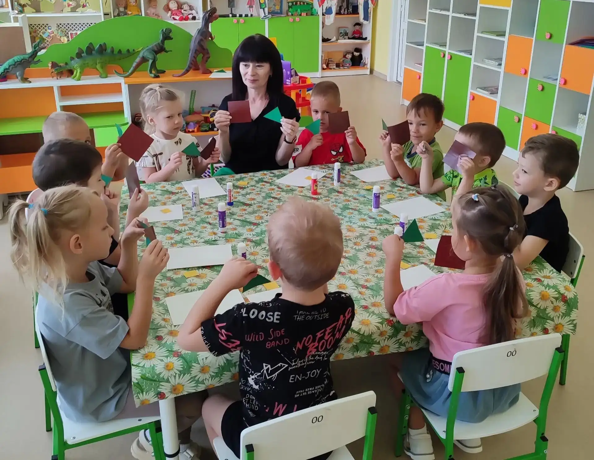Сегодня в средней группе "Солнышко" прошло занятие по аппликации.🌼