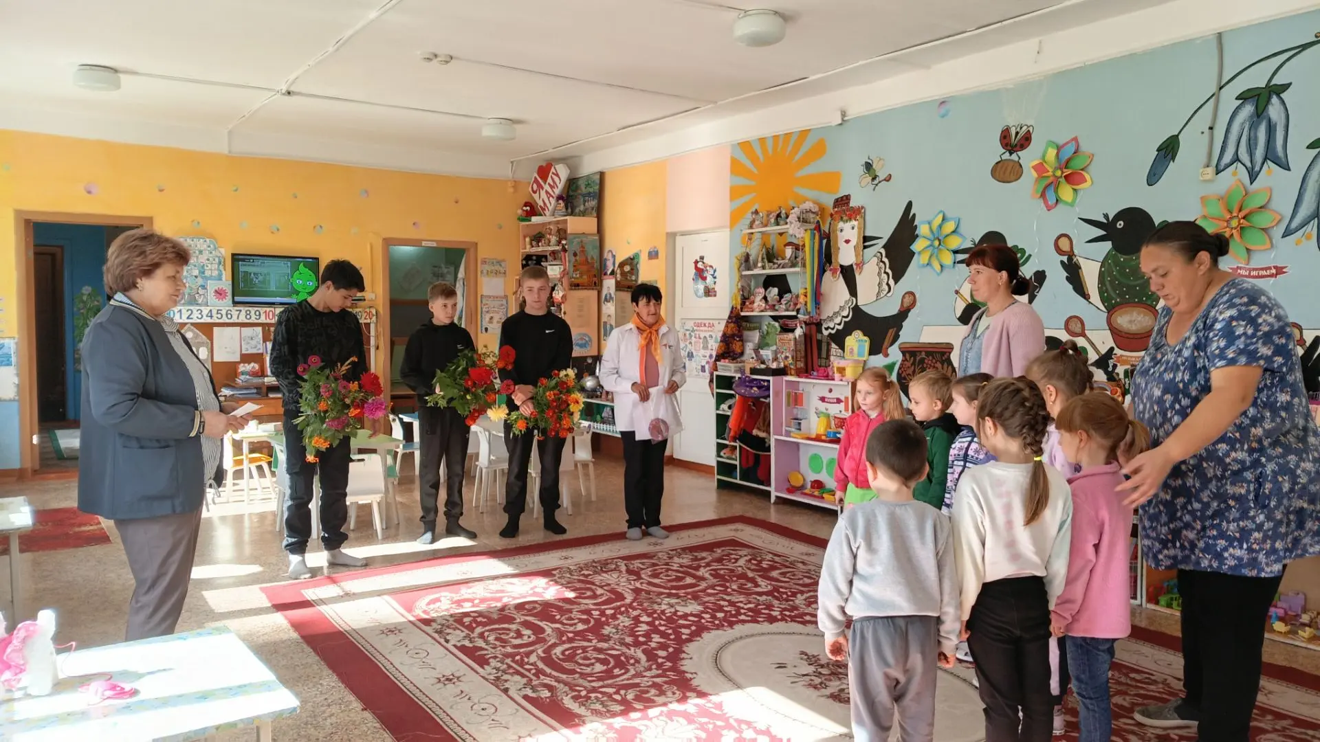 🍂 С теплом в сердце поздравили наших дорогих работников детского сада! 🍁