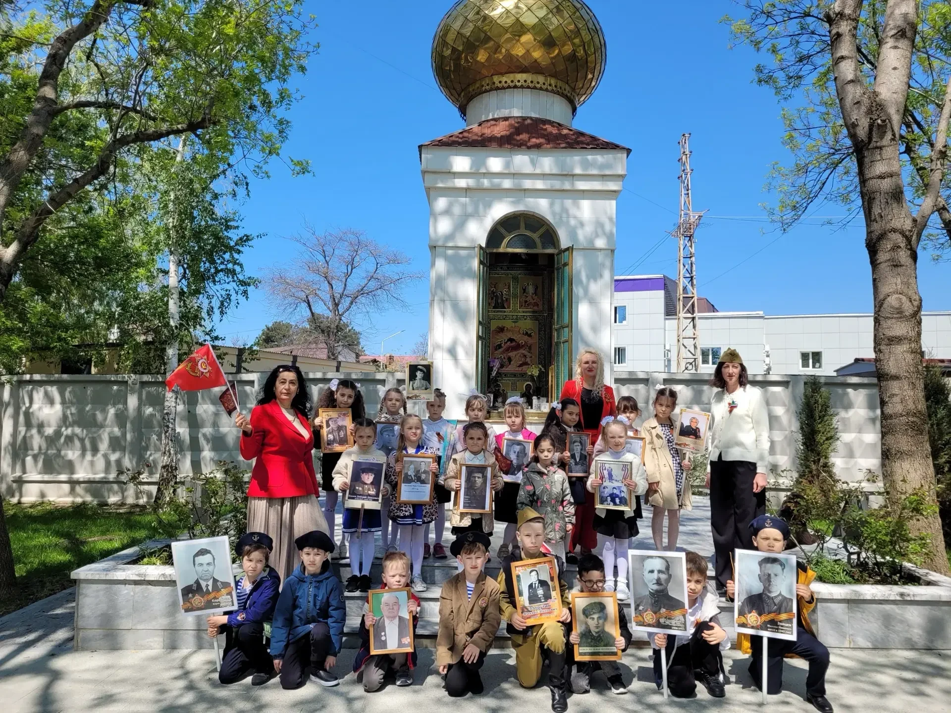 🎗Цветы в руках малышей: символ вечной памяти и мирного неба!                                        