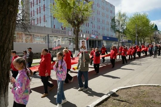 Полотно «Память, вышитая нитью» впервые пронесли по улицам Кирова