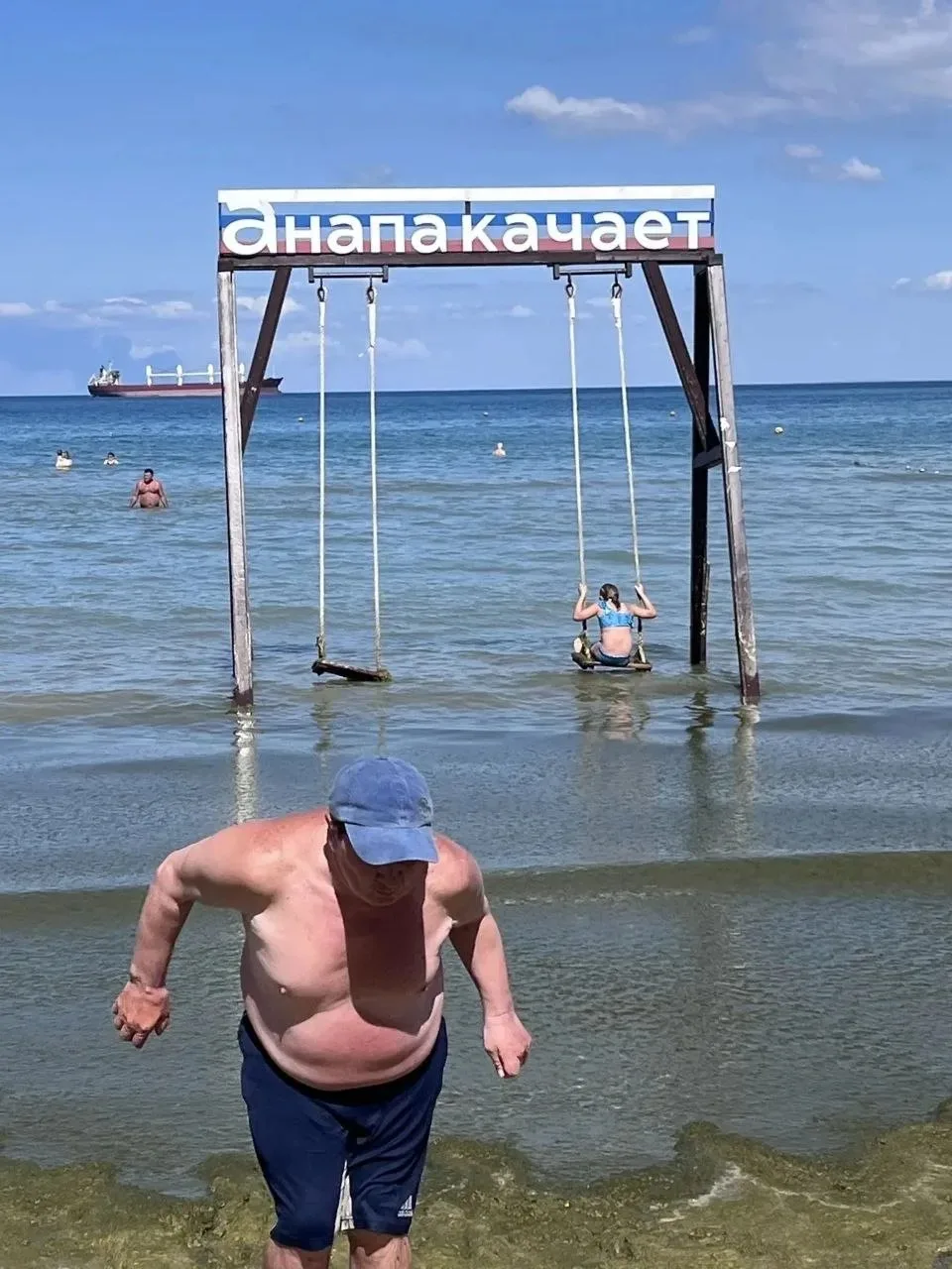 Курортники жалуются на неуютный вид центрального пляжа Анапы

❗ Подпишись на ❤️ Краснодар