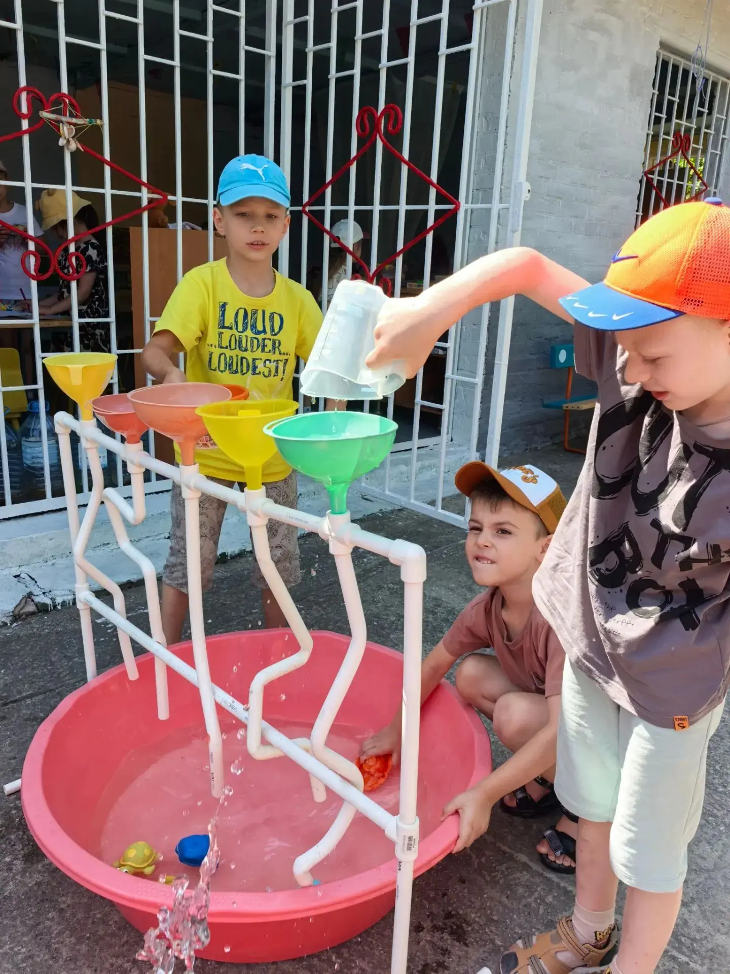 💧 Водные эксперименты в 3 группе: как мы спасаемся от жары! 🌞

Лето — это маленькая жизнь, а ещё л