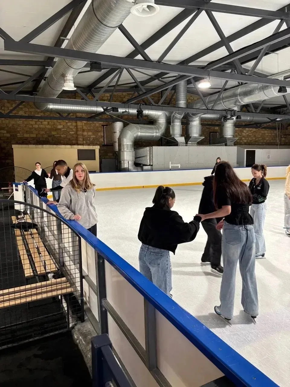 Сегодня студенты  ЮСП 1-25 всей группой посетили каток! ⛸️✨  Это посещение стало заслуженной наградо