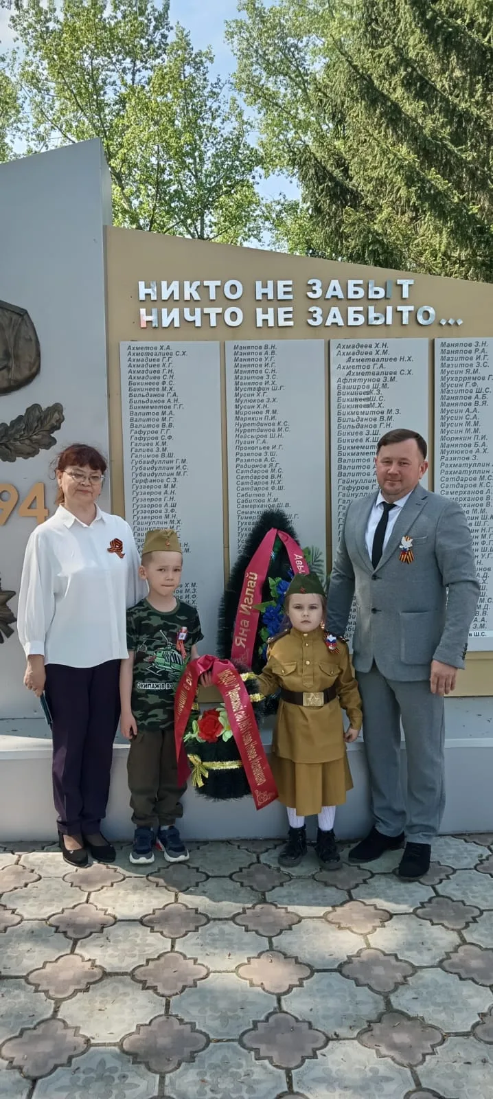 Балалар бакчасы нәниләре Җиңү бәйрәмендә, авыл үзәгендә урнашкан һәйкәлгә венок куюда к...