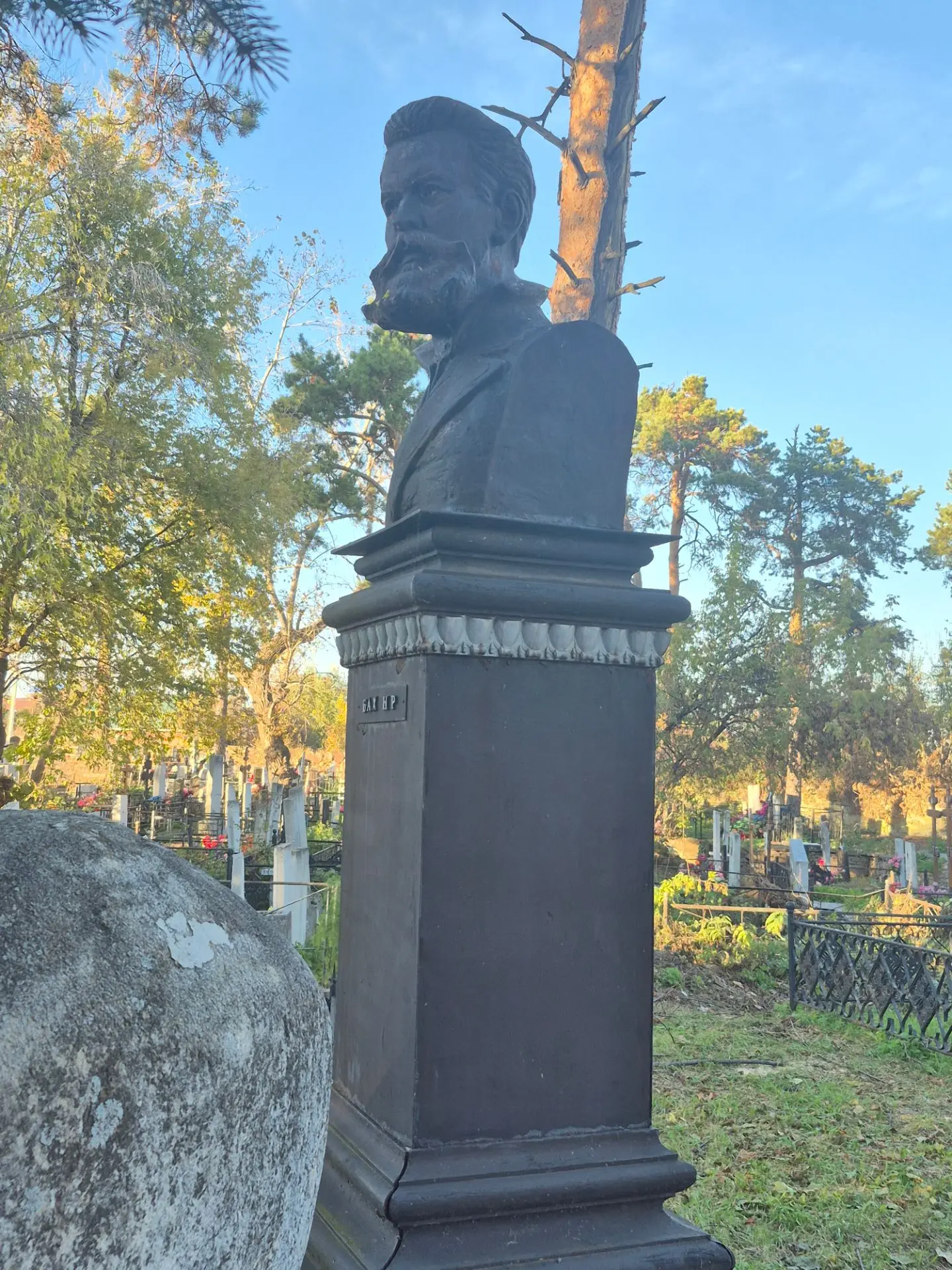 Каслинское городское кладбище — это не просто место памяти, а уникальный музей чугунног...