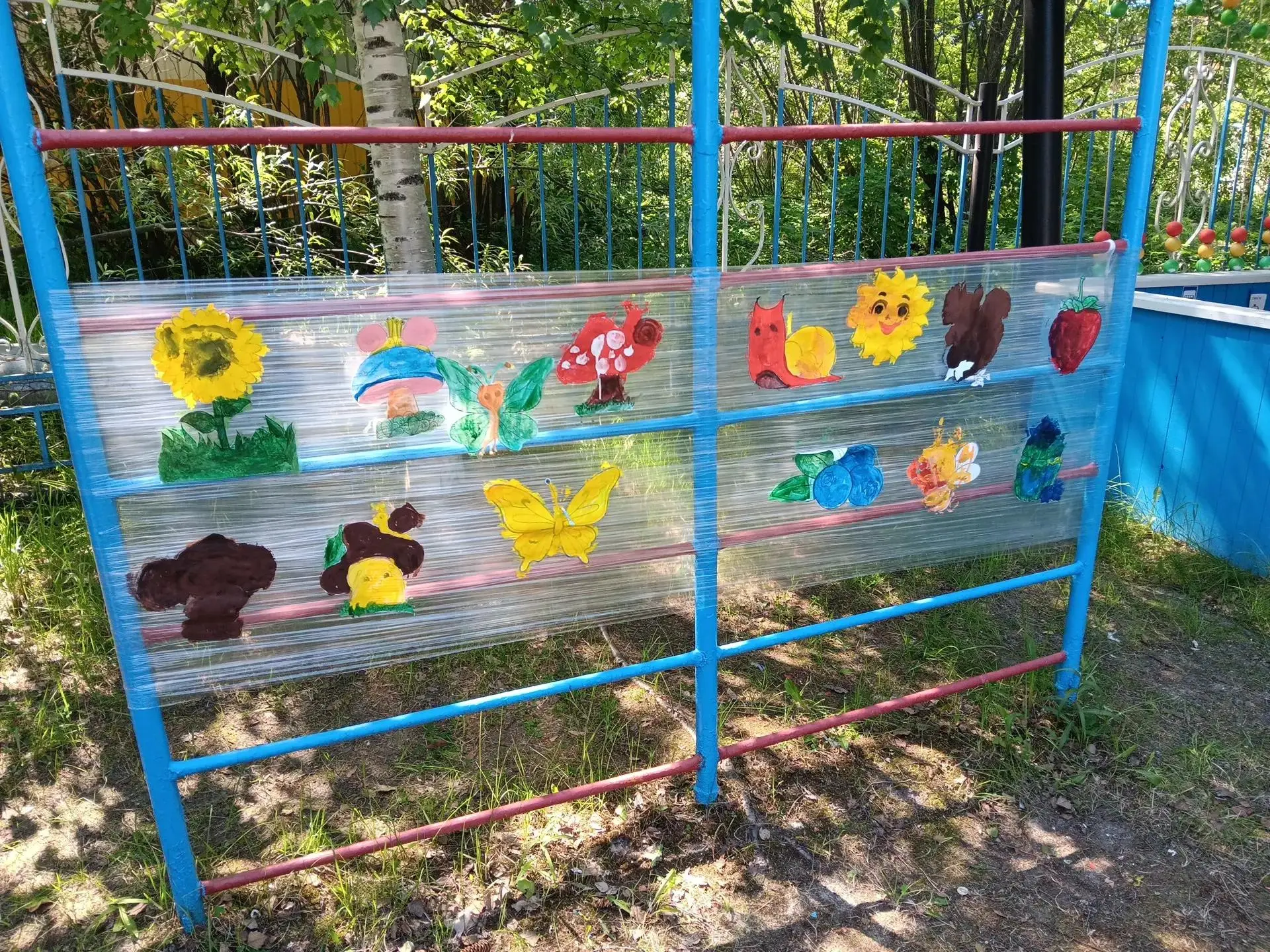 Творческий эксперимент на прогулке удался на славу! 🌤️🎨

Натянули пищевую плёнку, приклеили раскра