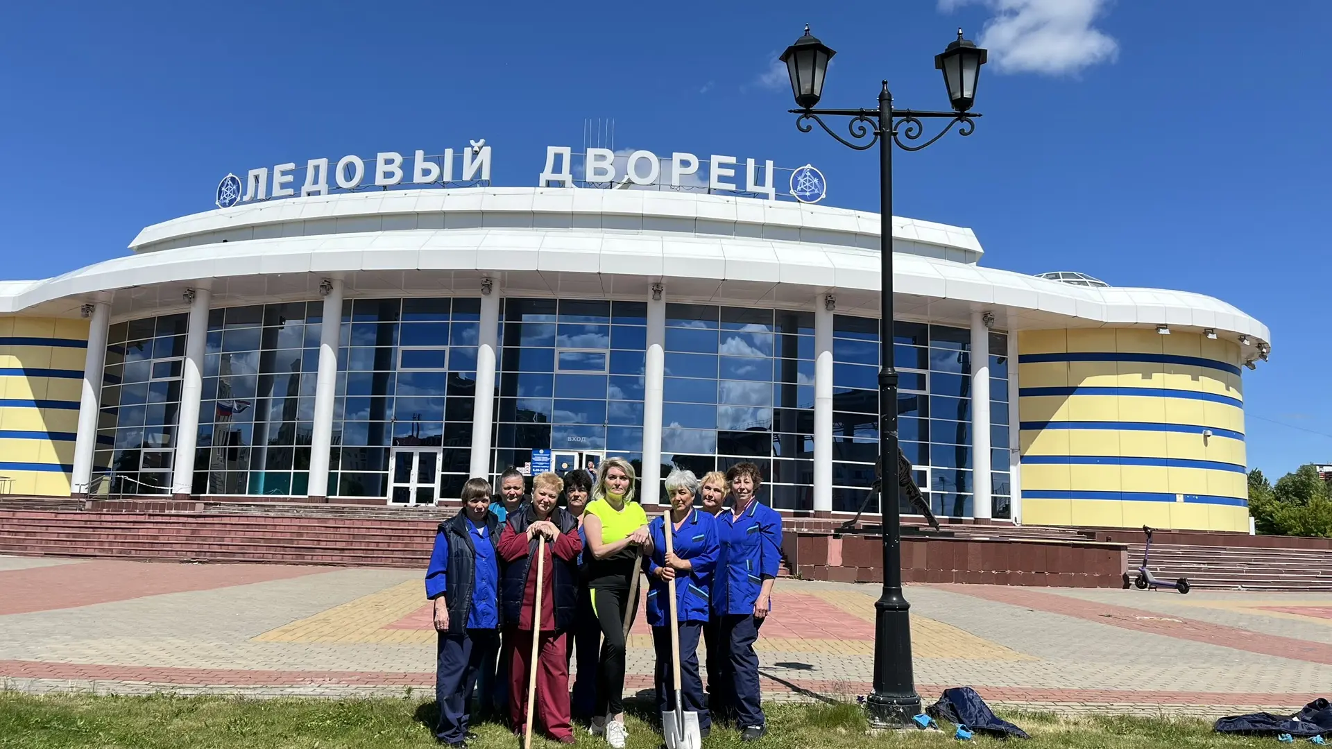 🪻Наша добрая традиция-цветы у ледового дворца