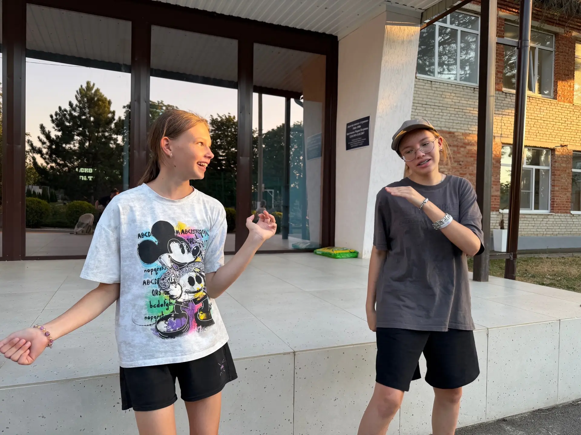 💃✨ Один из наших вечеров на школьной площадке — просто огонь!