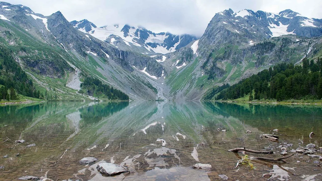 🏞Что посмотреть на Алтае летом: ледниковые озера, шумные водопады и горные вершины

🔻Водопад Учар
