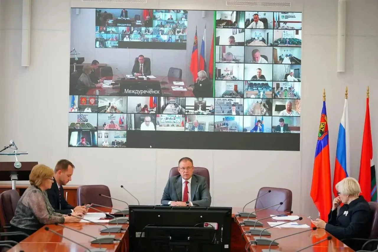 Будем ежедневно контролировать снабжение школьных автобусов топливом.