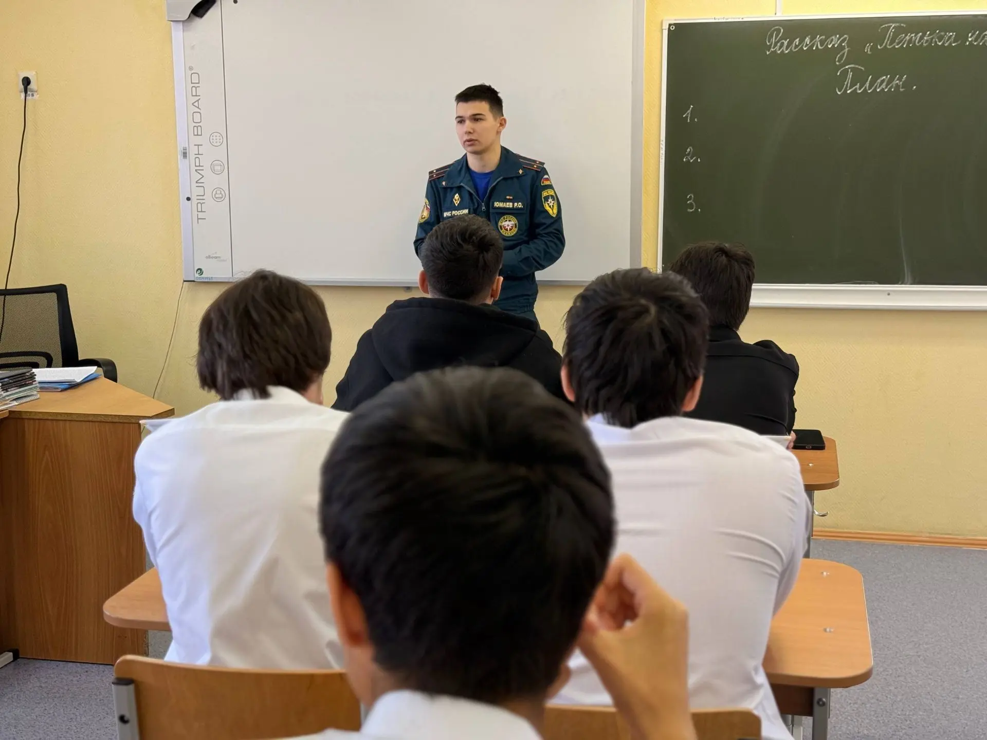 Есть такая профессия — людей спасать! 🚒  Друзья, сегодня у наших старшеклассников (10-11 классы) про