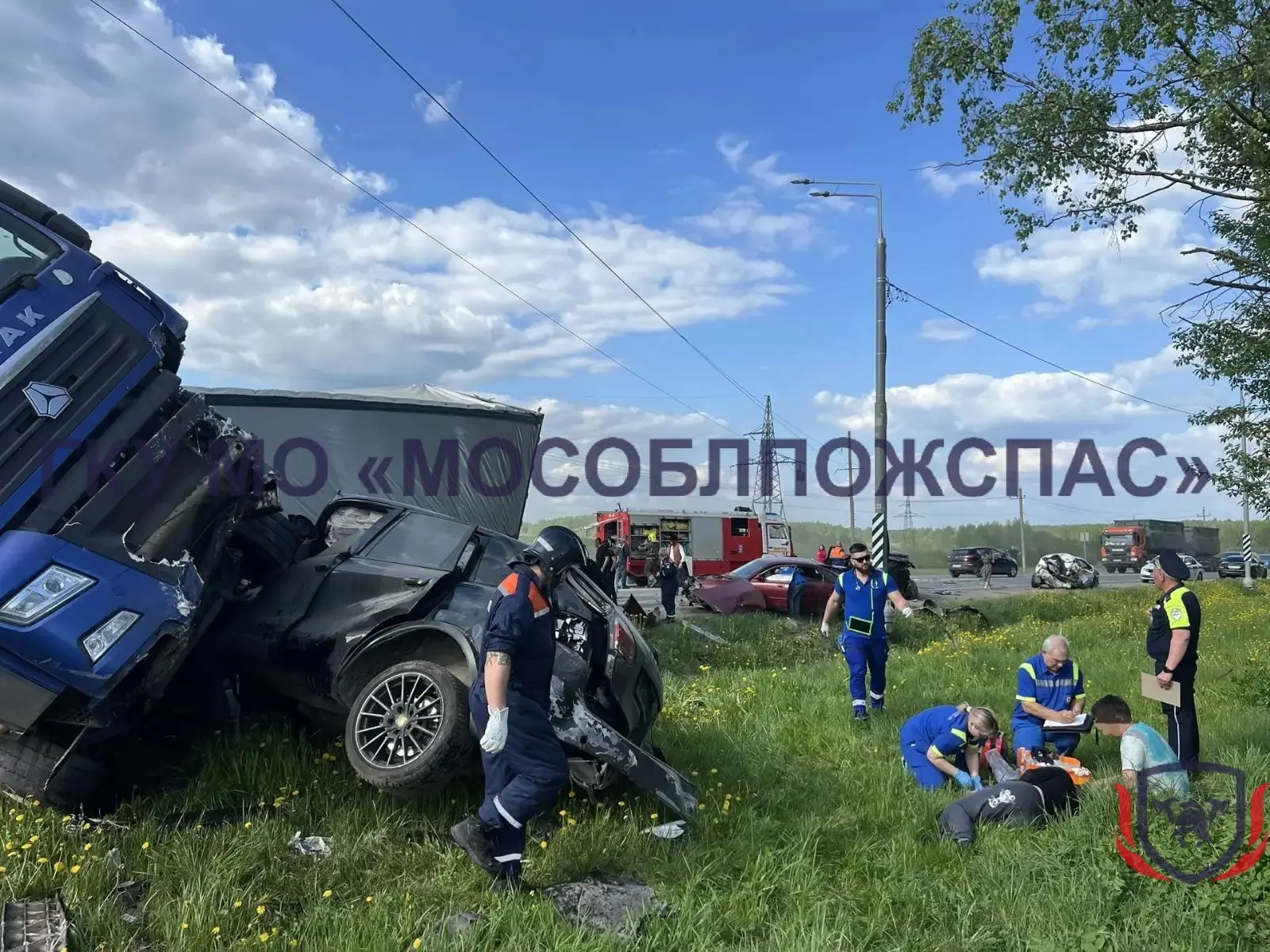 🆘 Столкнулись 9 машин! Спасатели помогли пострадавшим в массовом ДТП под Дмитровом⬇️  🟥 В субботу в 