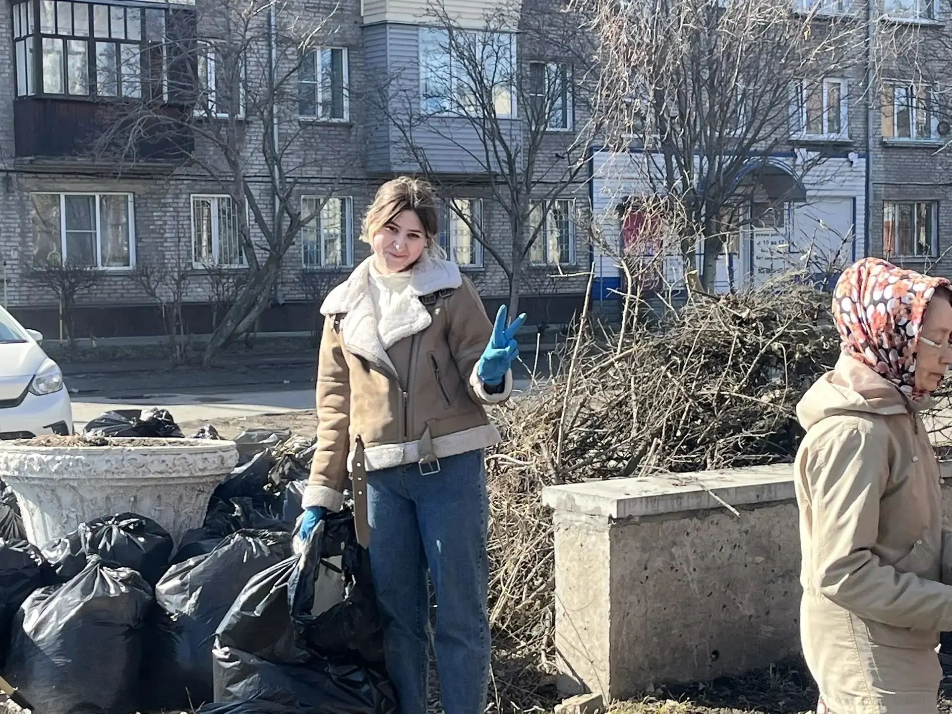 📣В Бийске стартовали весенние субботники  Одними из первых на уборку прилегающих территорий вышли ве