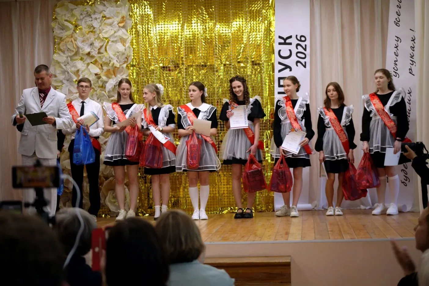 🎓 Для наших 11-классников прозвенел Последний звонок — трогательный, радостный и немного грустный пр