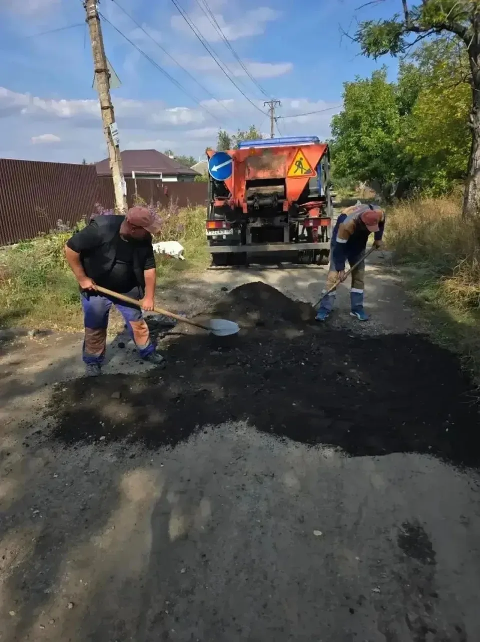 ✅Мариупольские коммунальщики продолжают  работы по благоустройству нашего города