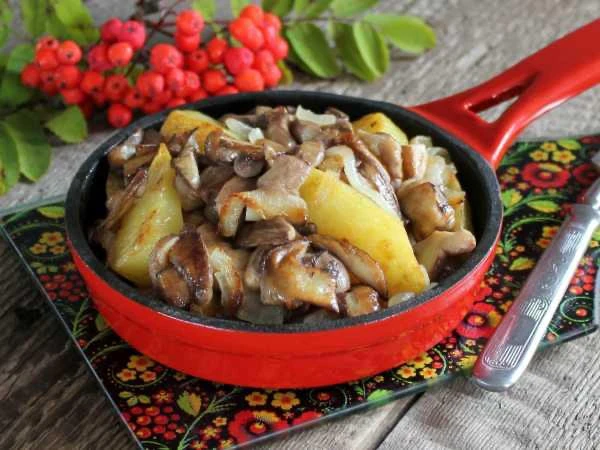 🍄 Маслята жареные с картошкой.  Ингредиенты:  • Маслята — 500–600 г • Картофель — 4–5 шт. • Лук — 1–
