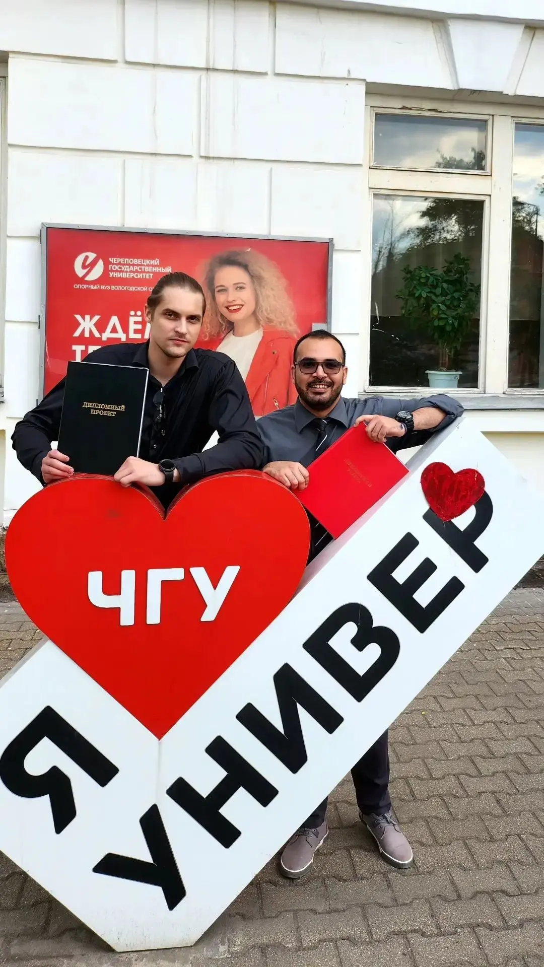 🤝 Иногда всё решает один маленький жест — и целая история начинается с простой фразы на листочке. 
