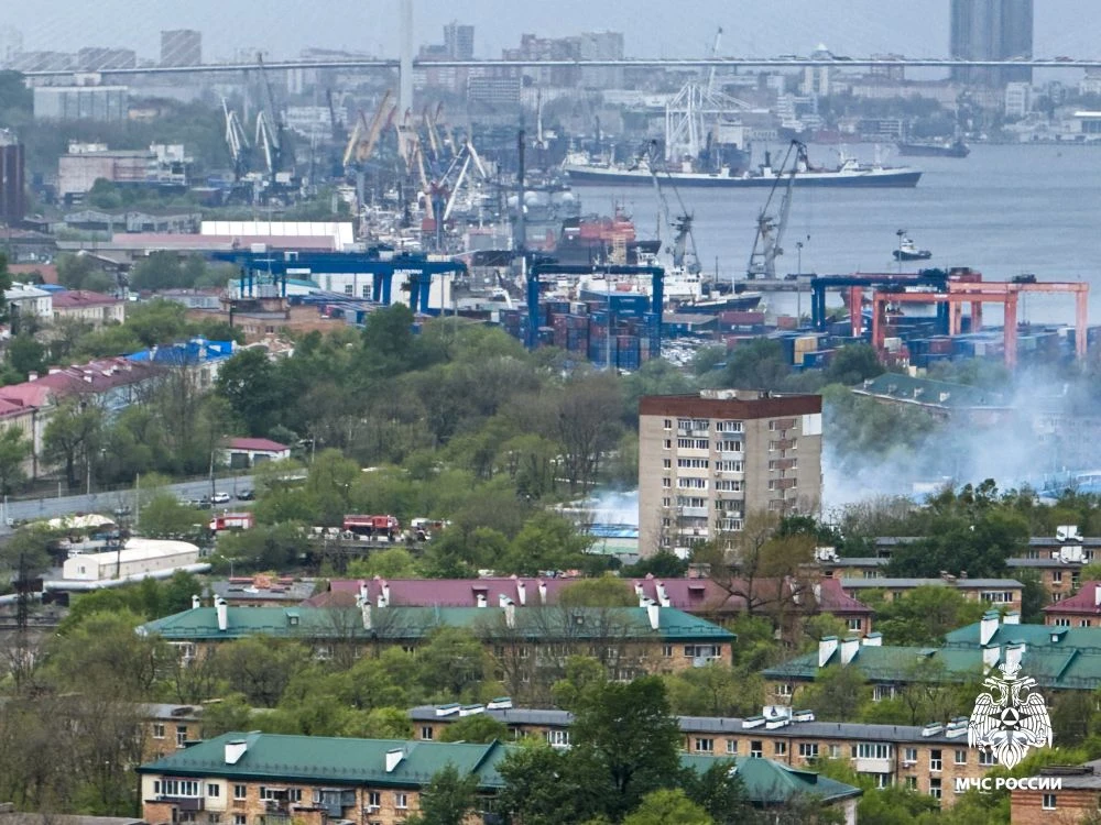 Огнеборцы МЧС России работают на пожаре во Владивостоке  Сегодня в 16:48 поступило сообщение о возго