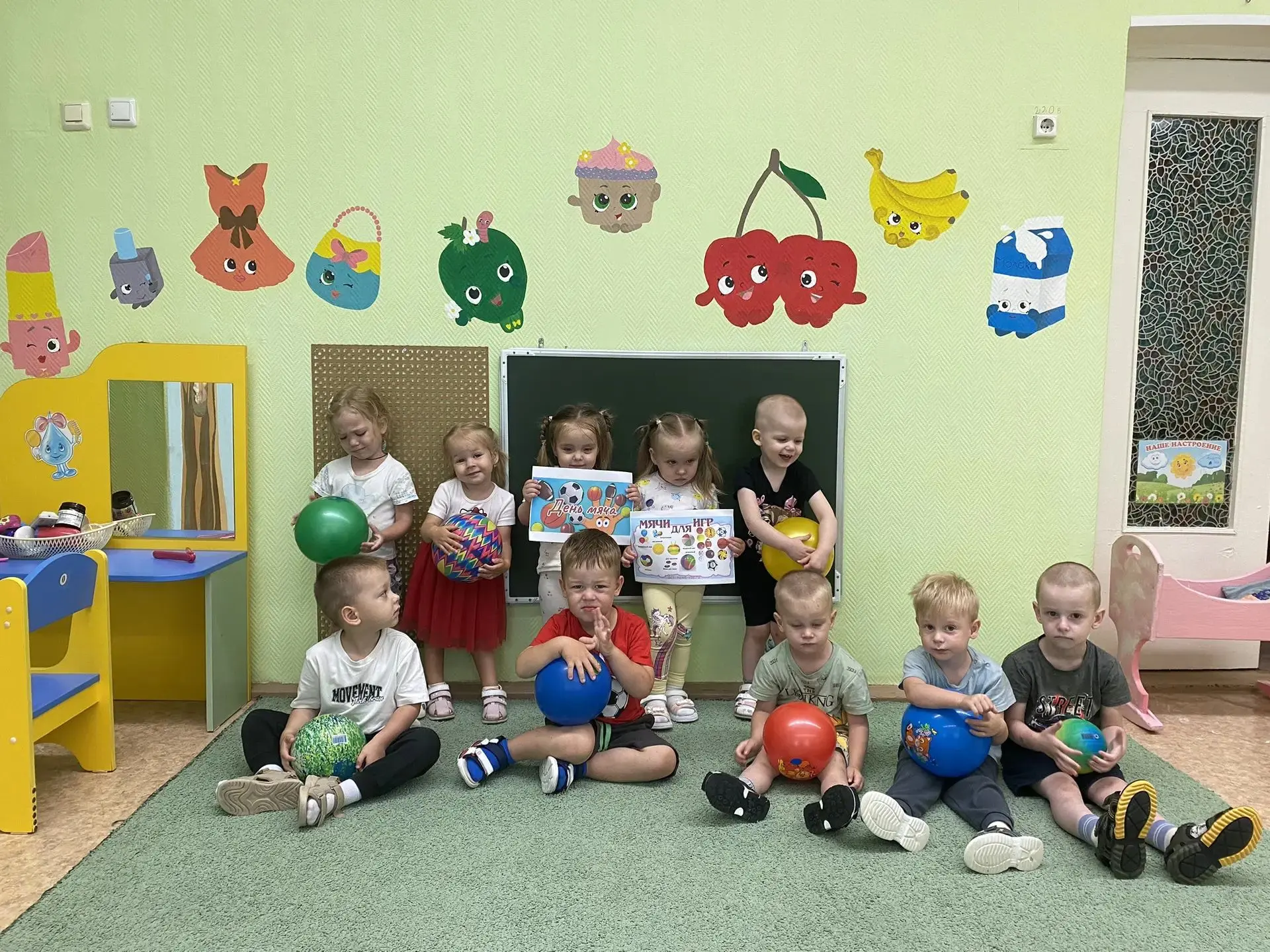 🏐«Мой веселый звонкий мяч…» 
🌸В группе «Капельки» прошел тематический день, посвященный дню мяча! 