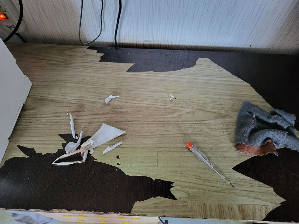 Хотела быстренько отодрать плёнку, а она-зараза, отрывается маленькими кусочками, полча...