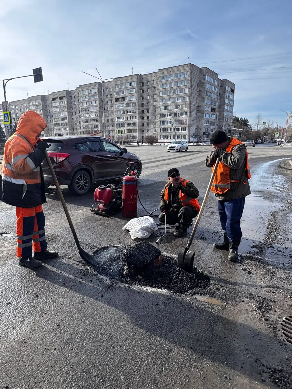 Ремонт дороги холодным асфальтом.