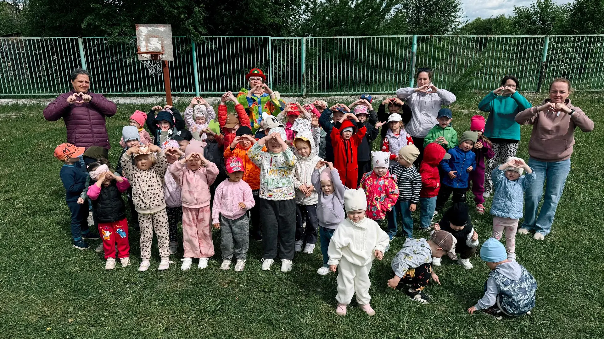 В День защиты детей у нас особенное событие — зарядка с Чебурашкой!   С утра дети и взр...