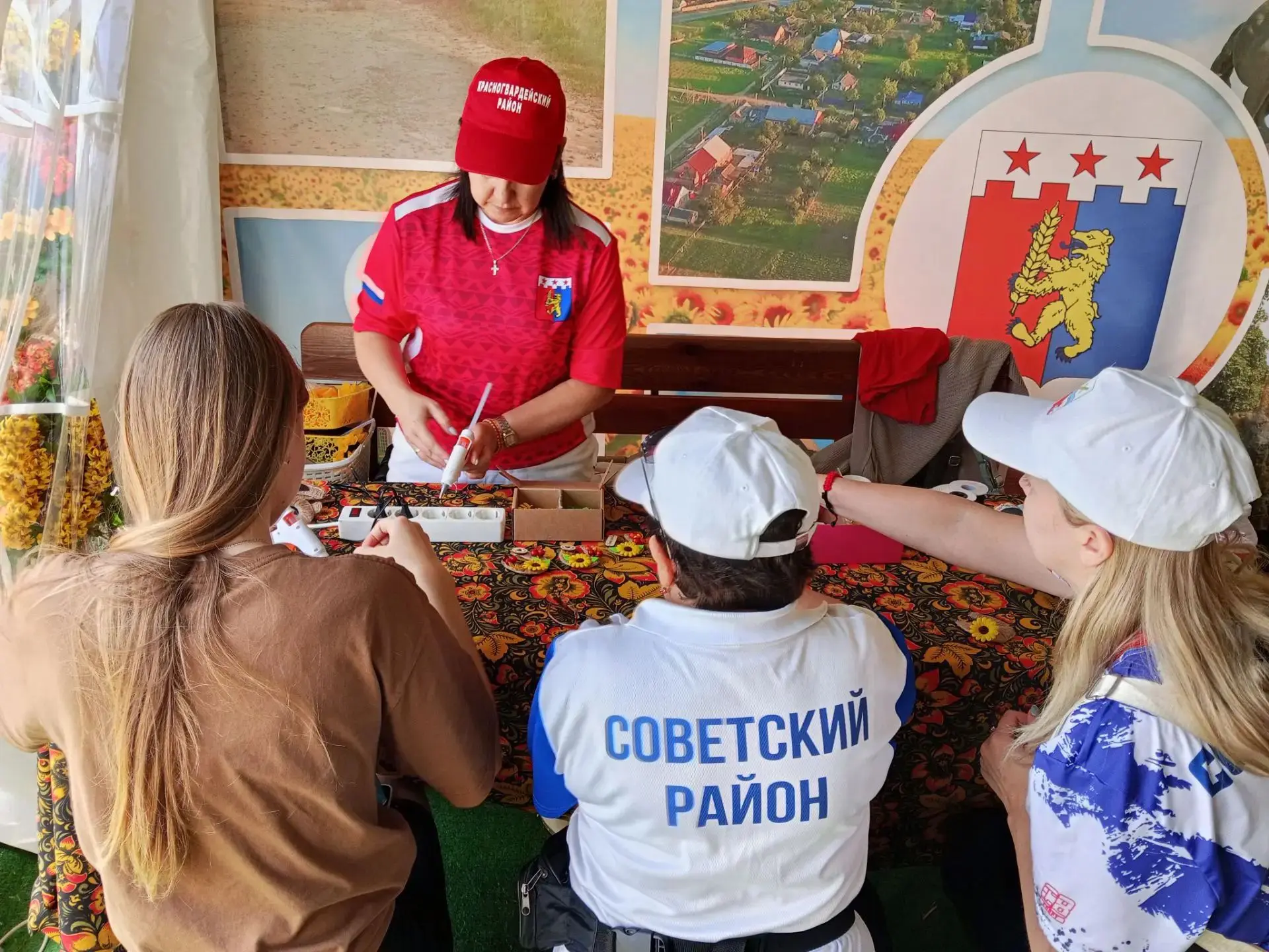 ‎Сегодня художественный руководитель    МКУК "КДЦ с.Красногвардейского" А.Н.Зубкова, пр...