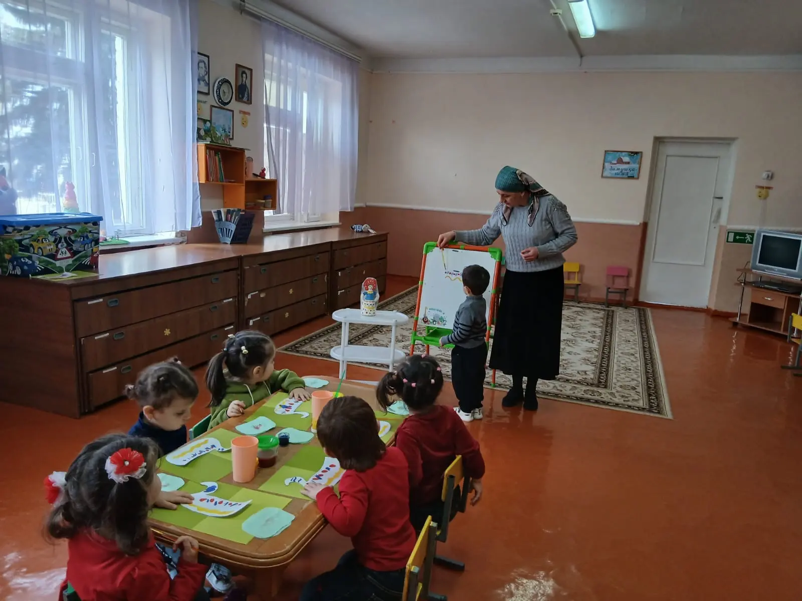 Рисование во второй младшей группе. 
Тема: "Украсим дымковскую уточку" Цель :продолжать знакомить де