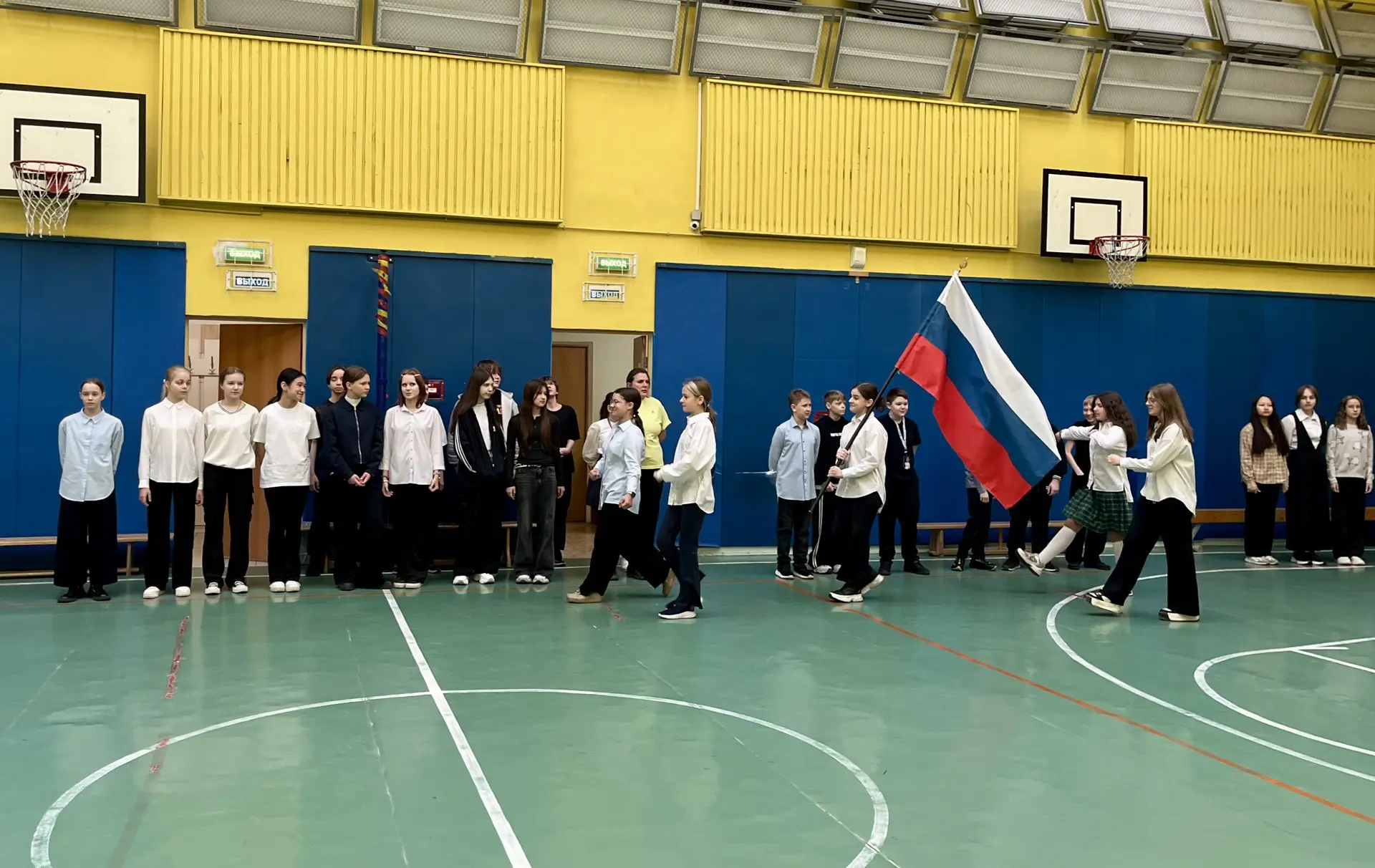 🇷🇺 Сегодняшнее утро в школе традиционно началось с церемонии выноса флага и исполнения гимна Российс