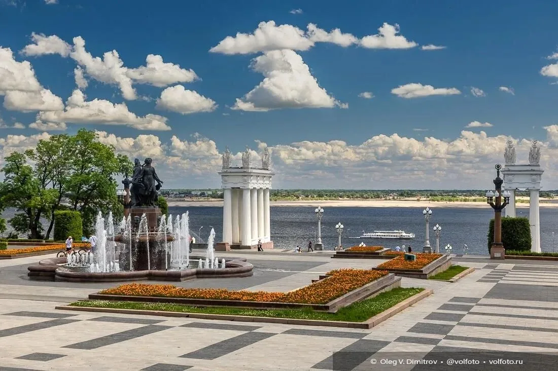 Белоснежные облака над летней Волгой.