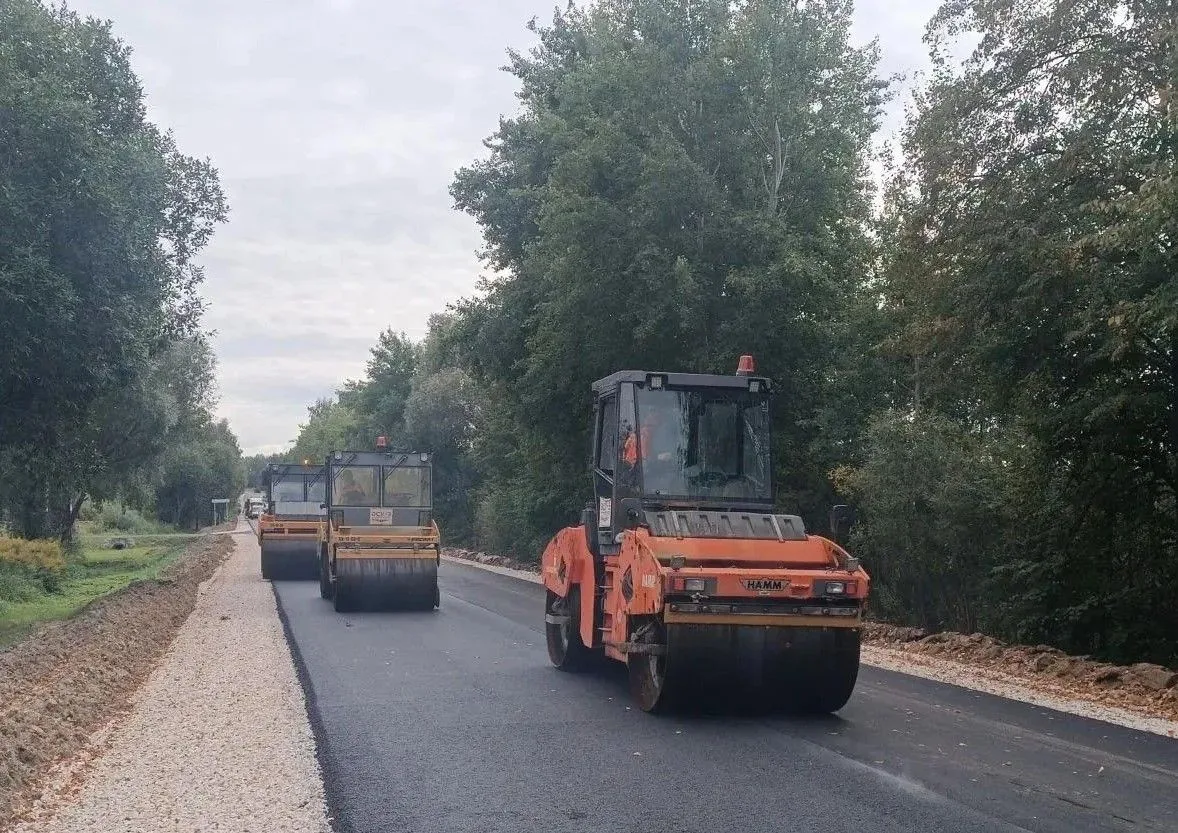 🚧 В Суздальском районе продолжается ремонт шестикилометрового участка автодороги Лемеш...