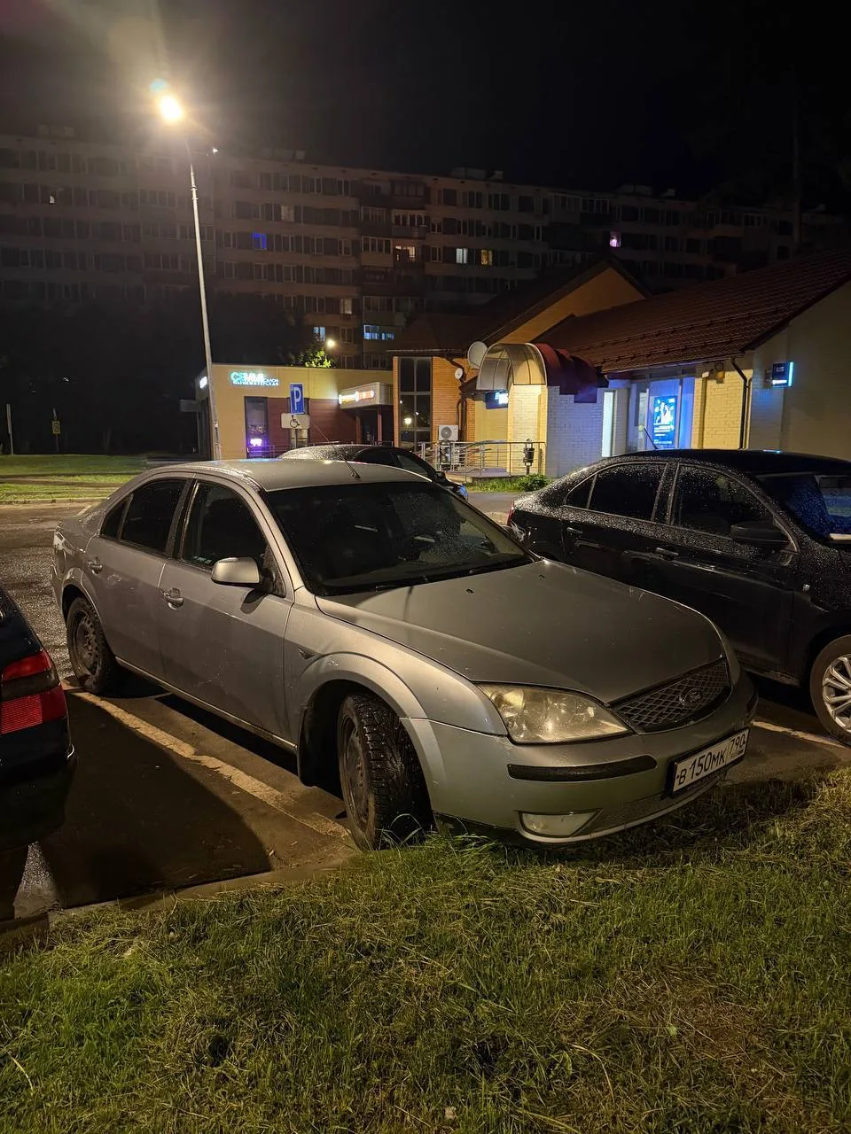 Ford Mondeo (рестайлинг)
2.0 МКПП 2006 год

3 хозяина,климат,гур,4 эсп,подогревы,датчик дождя
Криста