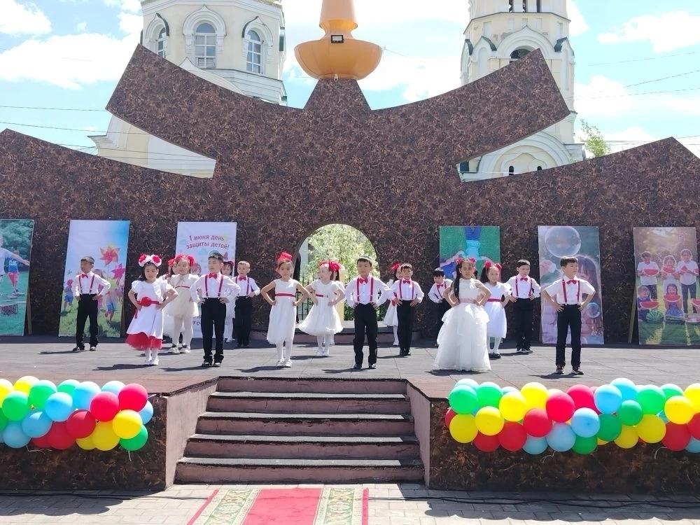 1 июня, в Международный день защиты детей, центральная площадь посёлка Агинское преврат...