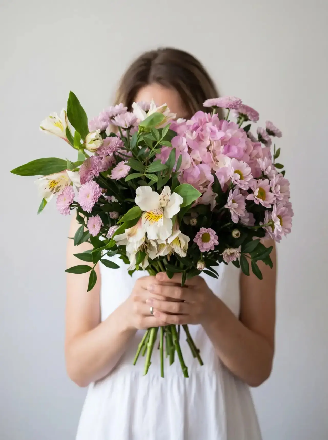 Новый месяц — новые поводы радовать 🌷
Май — время лёгких букетов, тюльпанов и нежных оттенков.