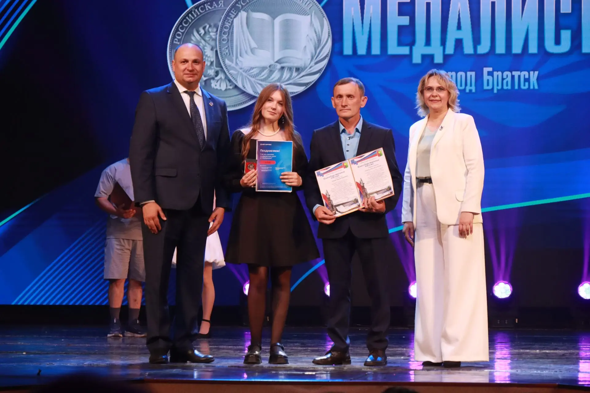 🔥Бал медалистов у мэра города: гордость за наших выпускников!

🔥Во Дворце искусств жилого района Э